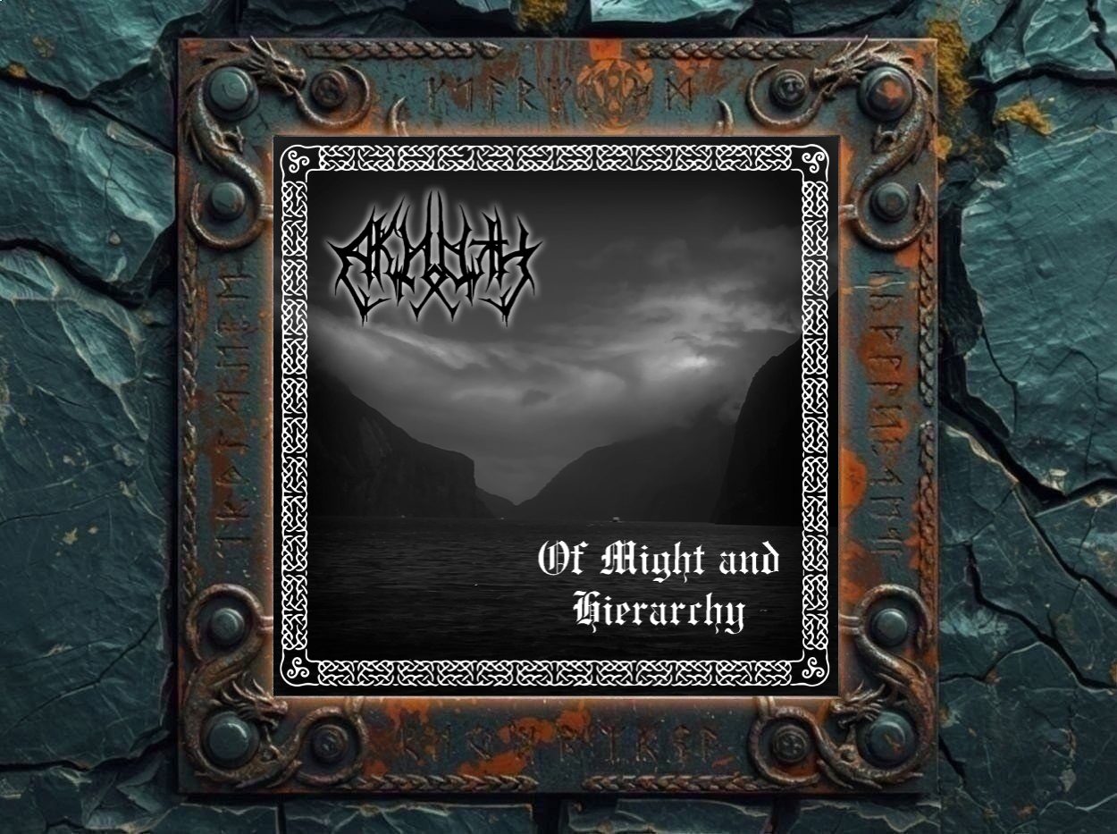 Albumcover AKHOTH – Of Might and Hierarchy: Schwarzweiße Fjordlandschaft mit dunklem Wasser, steilen Bergen, bewölktem Himmel, weißem Ornamentrahmen, spitzem Black-Metal-Logo oben links und gotischem Albumtitel unten rechts.