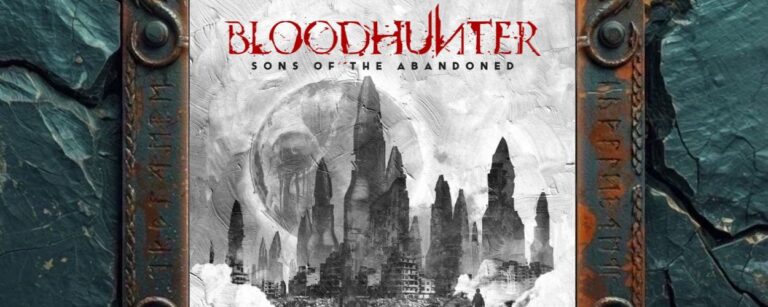 Albumcover Bloodhunter – Sons of the Abandoned: Grauweiße zerstörte Stadtlandschaft mit dunklen Hochhausruinen, Schutt, Rauch, einzelner Gestalt im Vordergrund, schemenhaftem Totenschädel links und rotem Bloodhunter-Logo oben.