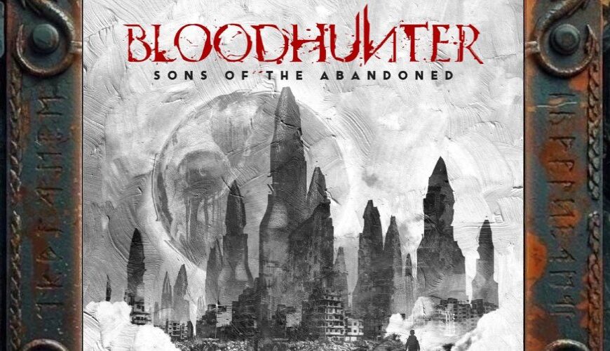 Albumcover Bloodhunter – Sons of the Abandoned: Grauweiße zerstörte Stadtlandschaft mit dunklen Hochhausruinen, Schutt, Rauch, einzelner Gestalt im Vordergrund, schemenhaftem Totenschädel links und rotem Bloodhunter-Logo oben.