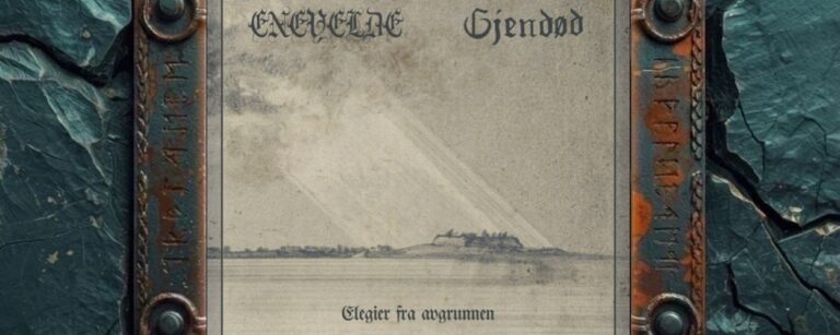 Albumcover Enevelde / Gjendød – Elegier fra avgrunnen: Verwaschene graue Landschaft mit Wasser, flachem Horizont, dunkler Landmasse, körniger Papierstruktur, schmalem Rahmen sowie Bandnamen oben und Albumtitel unten in schwarzer Schrift.