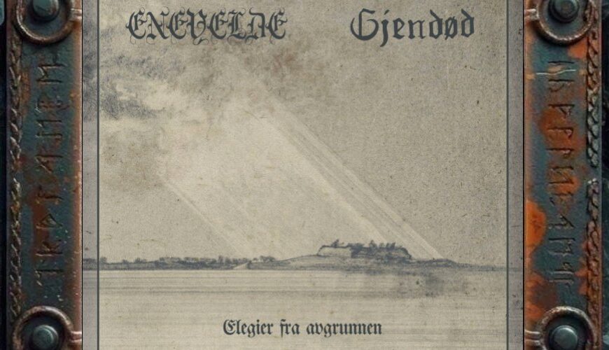 Albumcover Enevelde / Gjendød – Elegier fra avgrunnen: Verwaschene graue Landschaft mit Wasser, flachem Horizont, dunkler Landmasse, körniger Papierstruktur, schmalem Rahmen sowie Bandnamen oben und Albumtitel unten in schwarzer Schrift.