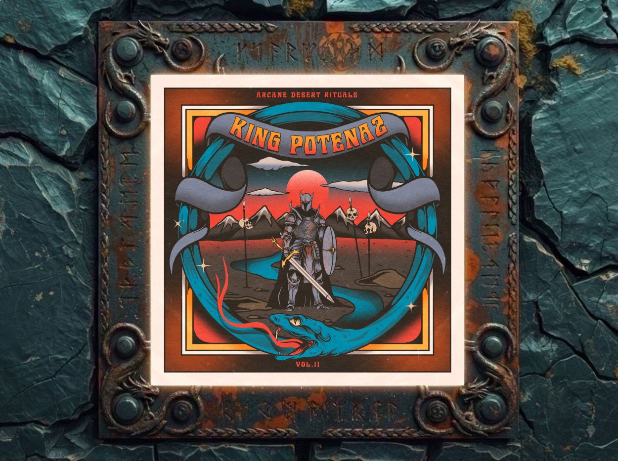 Albumcover King Potenaz – Arcane Desert Rituals Vol. 2: Psychedelisches Stoner-Doom-Cover mit gepanzertem Ritter in roter Wüstenlandschaft, Bergen, Totenschädeln auf Speeren, großer blauer Schlange, ornamentalen Rahmen und orangefarbenem King-Potenaz-Schriftzug.