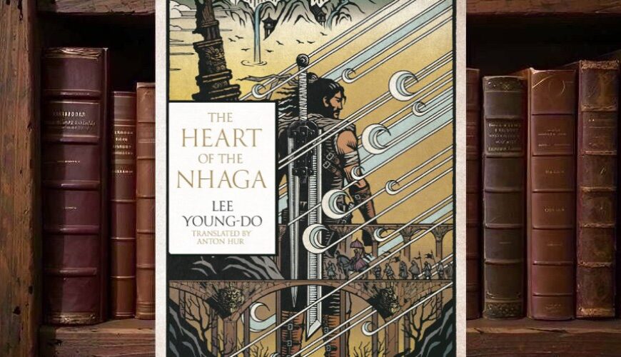 over von Lee Young-dos The Heart of the Nhaga vor einem Regal alter Bücher: Im Zentrum steht die englische Buchausgabe mit stilisierter Fantasy-Illustration, Berglandschaft, monumentaler Figur, langen hellen Linien und ornamentaler Bildsprache.