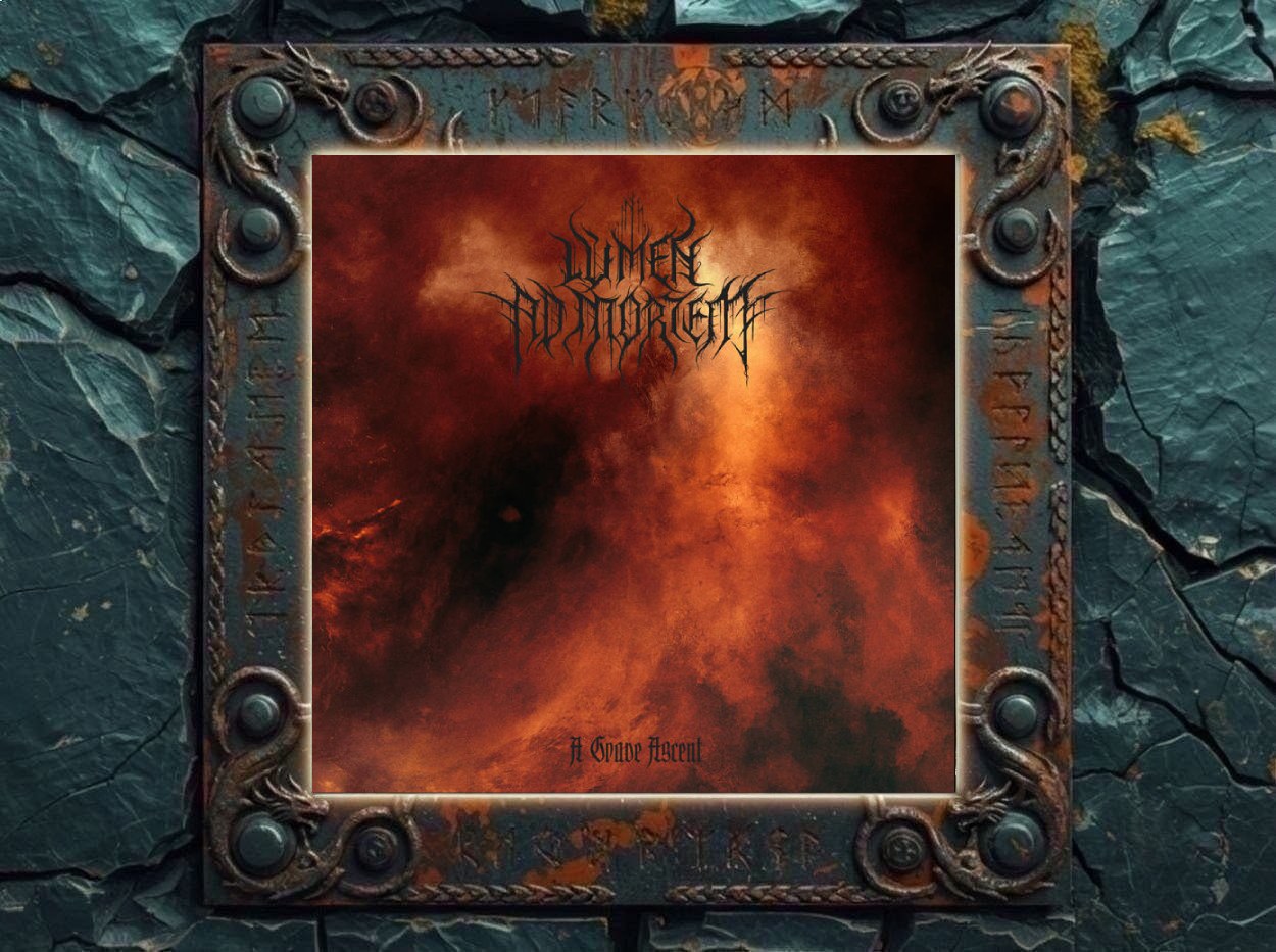 Albumcover Lumen Ad Mortem – A Grave Ascent: Abstrakte, rauchige Komposition in verbranntem Orange, Dunkelrot und Schwarz, in der eine undeutliche verschlingende Gestalt zu entstehen scheint; schwarzes Bandlogo oben und Albumtitel unten.