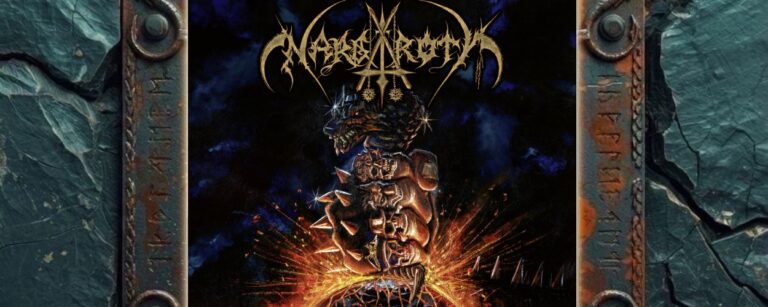Albumcover von Nargaroth – Apocalyptic Steel: Dunkles Artwork mit goldenem Nargaroth-Logo im oberen Bereich, einer stacheligen, verdrehten Metallform im Zentrum, blauschwarzem Hintergrund, orangefarbenen Funken und Feuer im unteren Bildbereich sowie dem Albumtitel Apocalyptic Steel in goldener Schrift am unteren Rand.