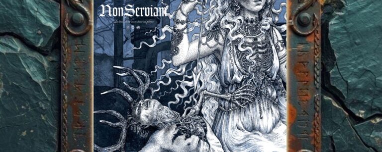 Albumcover Non Serviam – La Lune Dont Mon Âme Est Pleine: Blaugraue symbolistische Illustration mit reich geschmückter weiblicher Gestalt, liegender Actaeon-Figur mit Geweih, geöffnetem Brustkorb, Wald- und Ruinenhintergrund sowie weißem Bandlogo links oben.