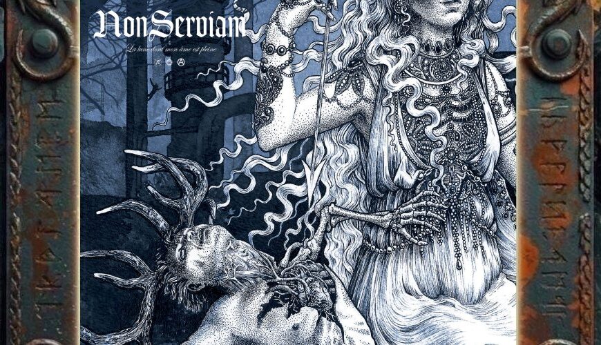 Albumcover Non Serviam – La Lune Dont Mon Âme Est Pleine: Blaugraue symbolistische Illustration mit reich geschmückter weiblicher Gestalt, liegender Actaeon-Figur mit Geweih, geöffnetem Brustkorb, Wald- und Ruinenhintergrund sowie weißem Bandlogo links oben.