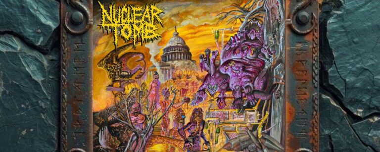Albumcover Nuclear Tomb – Epoch Inhumane: Grellbunte apokalyptische Szene mit gelbem Nuclear-Tomb-Logo, mutierten Gestalten, violettem Monster, Kapitolskuppel, Raketen, Schläuchen, toten Bäumen und toxisch-orangefarbenem Himmel.
