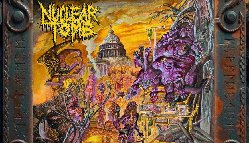 Albumcover Nuclear Tomb – Epoch Inhumane: Grellbunte apokalyptische Szene mit gelbem Nuclear-Tomb-Logo, mutierten Gestalten, violettem Monster, Kapitolskuppel, Raketen, Schläuchen, toten Bäumen und toxisch-orangefarbenem Himmel.