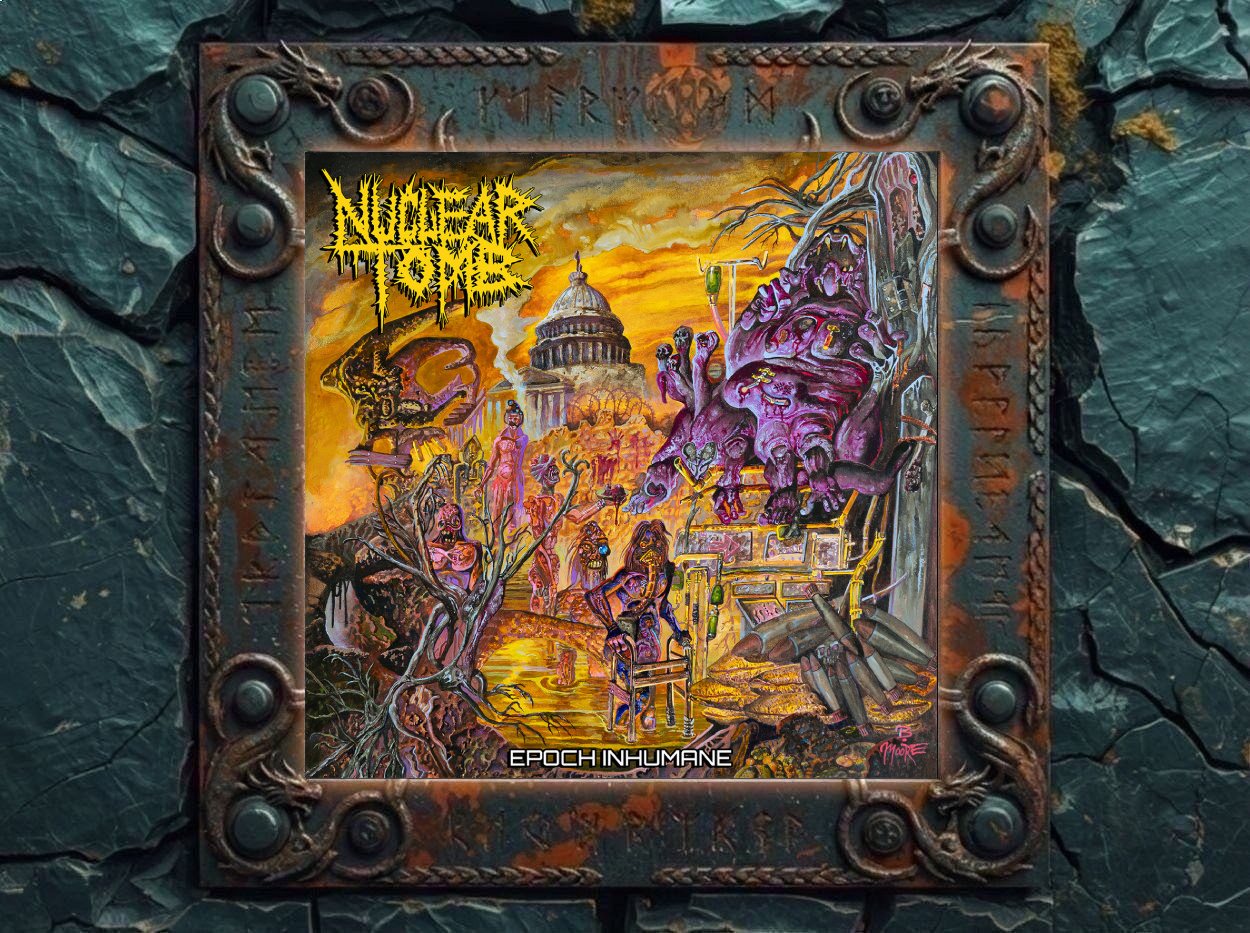 Albumcover Nuclear Tomb – Epoch Inhumane: Grellbunte apokalyptische Szene mit gelbem Nuclear-Tomb-Logo, mutierten Gestalten, violettem Monster, Kapitolskuppel, Raketen, Schläuchen, toten Bäumen und toxisch-orangefarbenem Himmel.