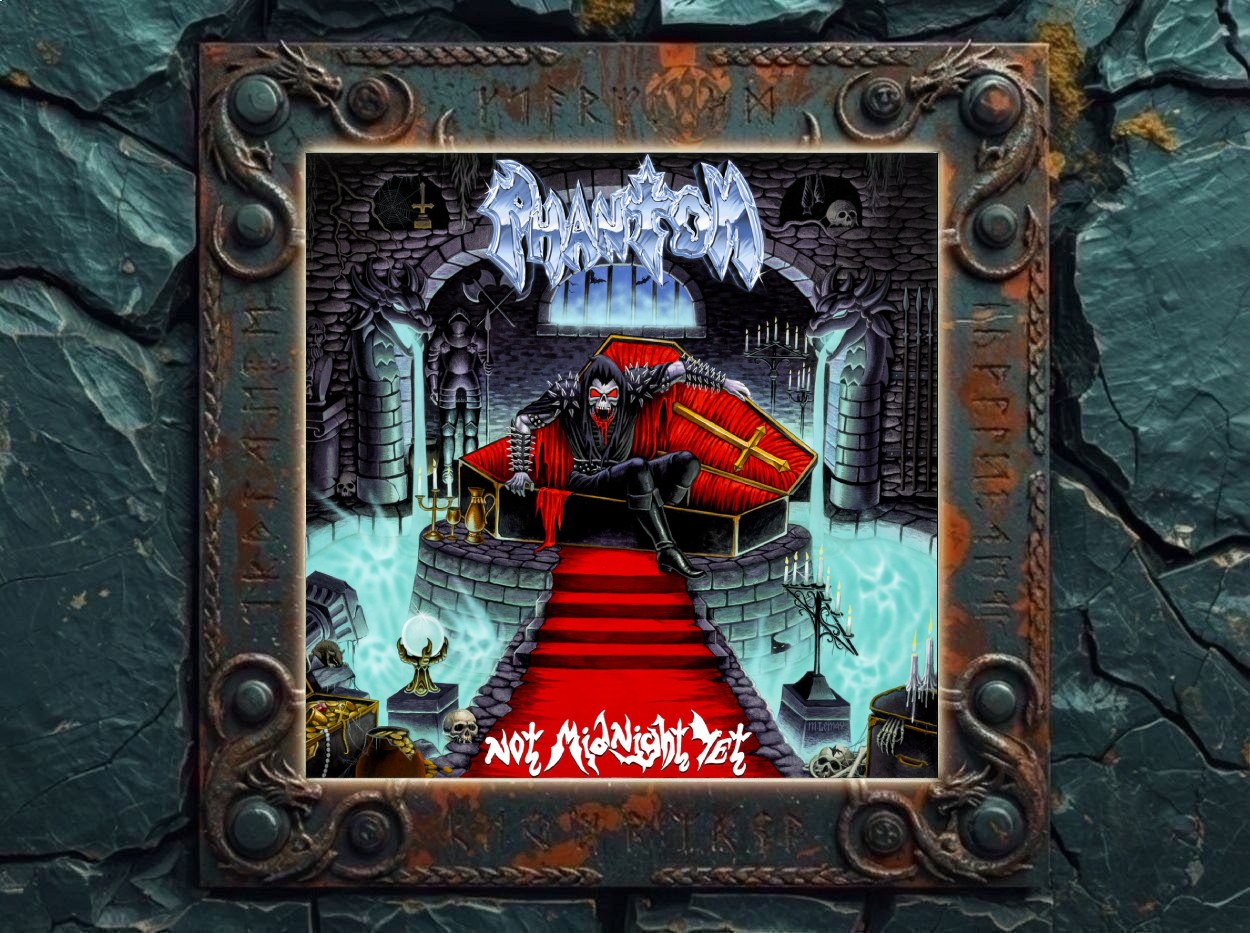 Albumcover von Phantom – Not Midnight Yet: Farbenreiches Speed-Metal-Artwork mit skelettartiger Gestalt in schwarzer Lederkleidung, die in einem roten Sarg in einer alten Burgkammer sitzt. Umgeben von Drachenstatuen, Kerzen, Totenschädeln, Rüstungen, Spinnweben, Truhen, blauem Gruftnebel und rotem Teppich. Oben steht das metallische Phantom-Logo, unten der Albumtitel.