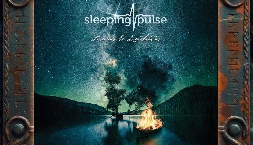 Albumcover von Sleeping Pulse – Dreams & Limitations: Nächtliche See- und Berglandschaft unter einem hellen Sternenhimmel mit Milchstraße. Im Wasser steht ein Baum, daneben treibt ein kleines Boot, in dem ein Feuer brennt. Die Szene ist blaugrün getönt, ruhig, melancholisch und traumartig. Oben stehen Bandlogo und Albumtitel.