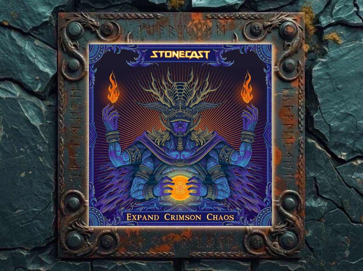 Albumcover von Stonecast – Expand Crimson Chaos: Farbenprächtiges Heavy-Metal-Artwork mit blau-violetter, gottähnlicher Fantasy-Gestalt im Zentrum, großem dämonischem Helm, erhobenen Händen mit Feuerflammen, goldener leuchtender Kugel vor der Brust, orangefarbenen Strahlen im Hintergrund und ornamentaler Rahmung. Oben steht der Bandname, unten der Albumtitel.