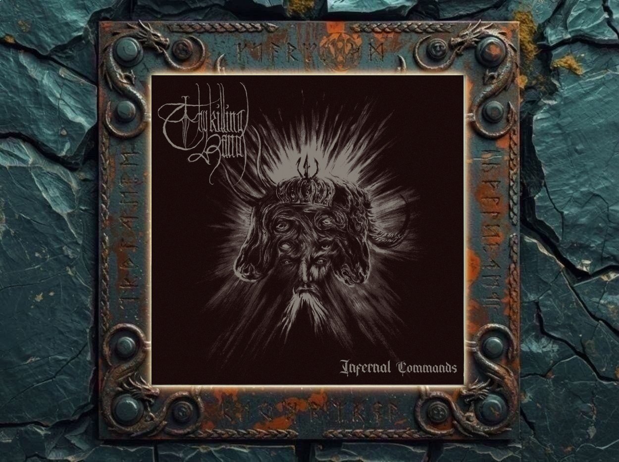 Albumcover Thy Killing Hand – Infernal Commands: Dunkle monochrome Zeichnung eines gekrönten Mehrkopfwesens mit verzerrten Gesichtern vor hellem Strahlenkranz; links oben steht das Bandlogo, rechts unten der Albumtitel.