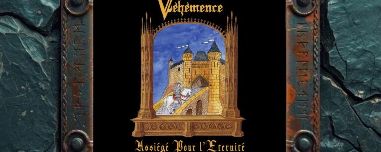 Albumcover Véhémence – Assiégé Pour l’Éternité: Schwarzer Hintergrund mit goldenem Véhémence-Logo, reich verzierter mittelalterlicher Bogenarchitektur, Burgszene mit Reiter auf weißem Pferd, blauem Himmel und gotischem Albumtitel in Gold.