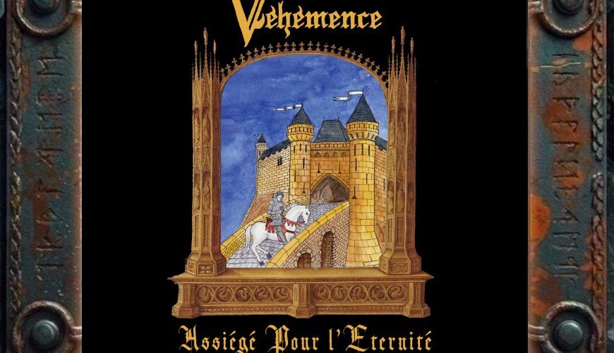 Albumcover Véhémence – Assiégé Pour l’Éternité: Schwarzer Hintergrund mit goldenem Véhémence-Logo, reich verzierter mittelalterlicher Bogenarchitektur, Burgszene mit Reiter auf weißem Pferd, blauem Himmel und gotischem Albumtitel in Gold.