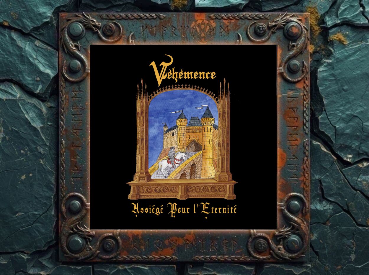 Albumcover Véhémence – Assiégé Pour l’Éternité: Schwarzer Hintergrund mit goldenem Véhémence-Logo, reich verzierter mittelalterlicher Bogenarchitektur, Burgszene mit Reiter auf weißem Pferd, blauem Himmel und gotischem Albumtitel in Gold.