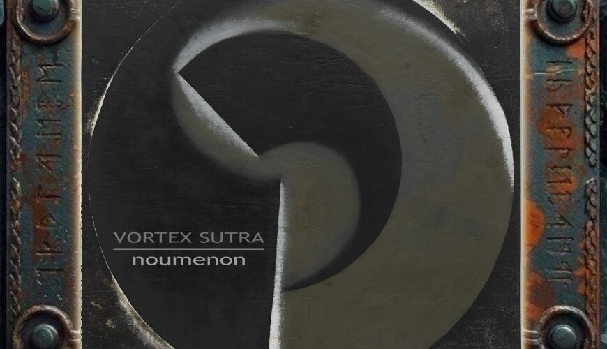 Albumcover von Vortex Sutra – Noumenon: Abstraktes dunkles Cover auf Basis von Aleksandr Rodchenkos Non-Objective Painting no. 80 (Black on Black). Zu sehen sind schwarze und graue geometrische Kreis- und Keilformen mit rauer Textur. Links unten stehen Bandname und Albumtitel.