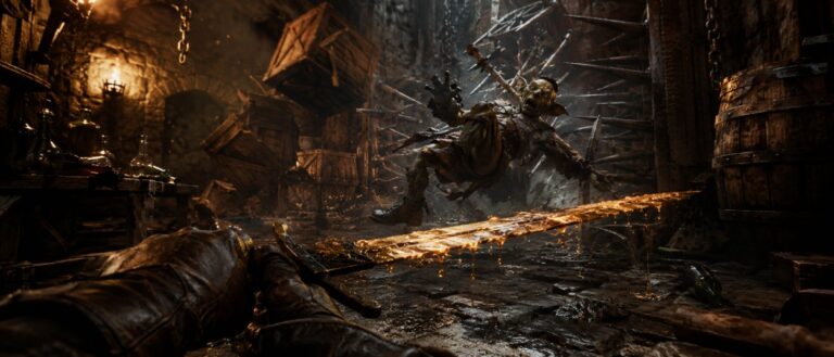 Ein First-Person-Fantasy-Kämpfer stößt einen Goblin in eine Stachelfalle, während Alchemieflaschen, Kisten und mittelalterliche Maschinen die Szene prägen.