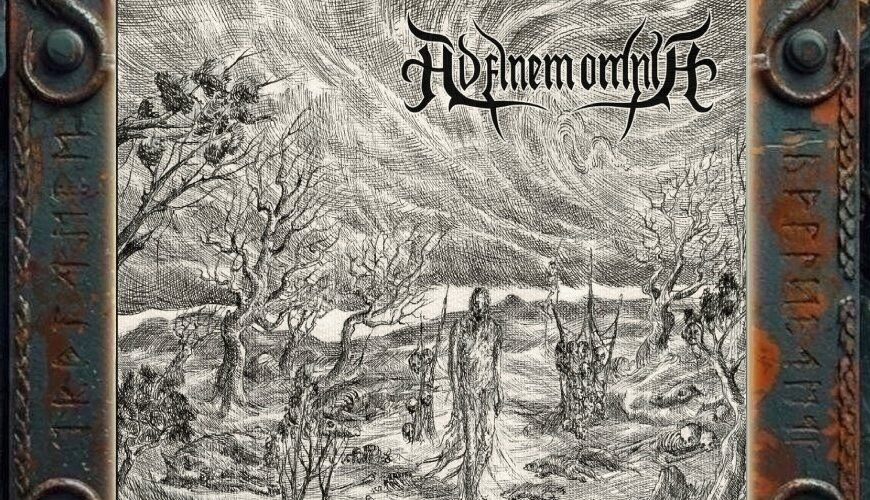 Albumcover von Ad Finem Omnia – Senectus Viae: Schwarzweiß gezeichnete, karge Landschaft auf vergilbtem Papier. Eine einsame Gestalt geht durch eine tote Ebene mit kahlen Bäumen, Schädeln, liegenden Körpern und aufgehängten Figuren. Der Himmel ist von windartigen Linien durchzogen, oben rechts steht das Bandlogo.