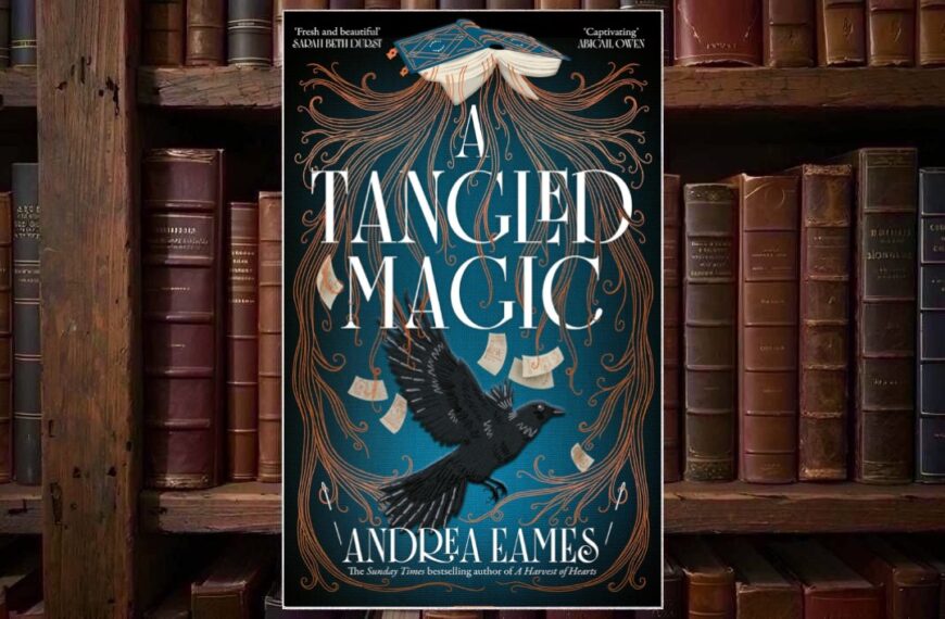 Cover von A Tangled Magic von Andrea Eames mit einem schwarzen Raben, einem aufgeschlagenen Buch, langen roten haarartigen Fäden und losen beschriebenen Zetteln vor blauem Hintergrund.