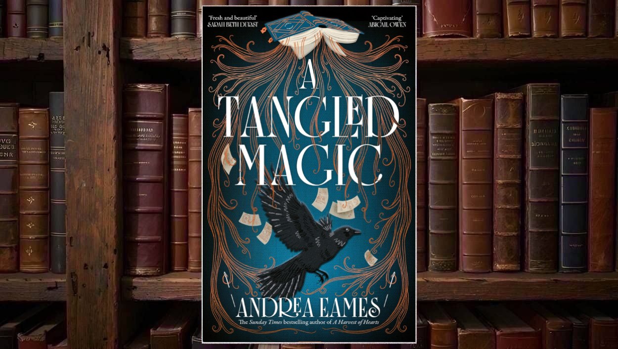 Cover von A Tangled Magic von Andrea Eames mit einem schwarzen Raben, einem aufgeschlagenen Buch, langen roten haarartigen Fäden und losen beschriebenen Zetteln vor blauem Hintergrund.