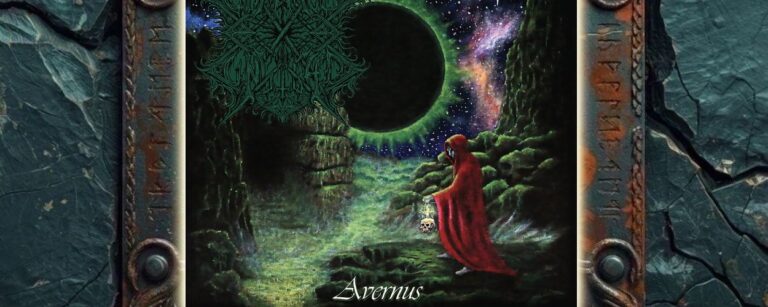 Albumcover von Chamber Of Unlight – Avernus: Eine rot verhüllte Gestalt schreitet mit einem Schädel in der Hand durch eine grünlich leuchtende Felslandschaft. Über ihr verdunkelt ein großer schwarzer Himmelskörper einen sternreichen Himmel mit violetten und grünen Nebeln. Links stehen Ruinen, rechts erhebt sich eine dunkle Felswand.