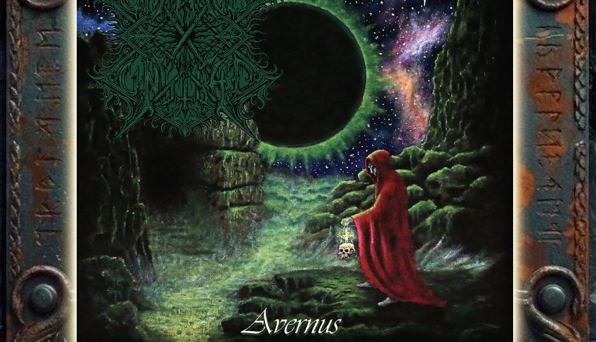 Albumcover von Chamber Of Unlight – Avernus: Eine rot verhüllte Gestalt schreitet mit einem Schädel in der Hand durch eine grünlich leuchtende Felslandschaft. Über ihr verdunkelt ein großer schwarzer Himmelskörper einen sternreichen Himmel mit violetten und grünen Nebeln. Links stehen Ruinen, rechts erhebt sich eine dunkle Felswand.