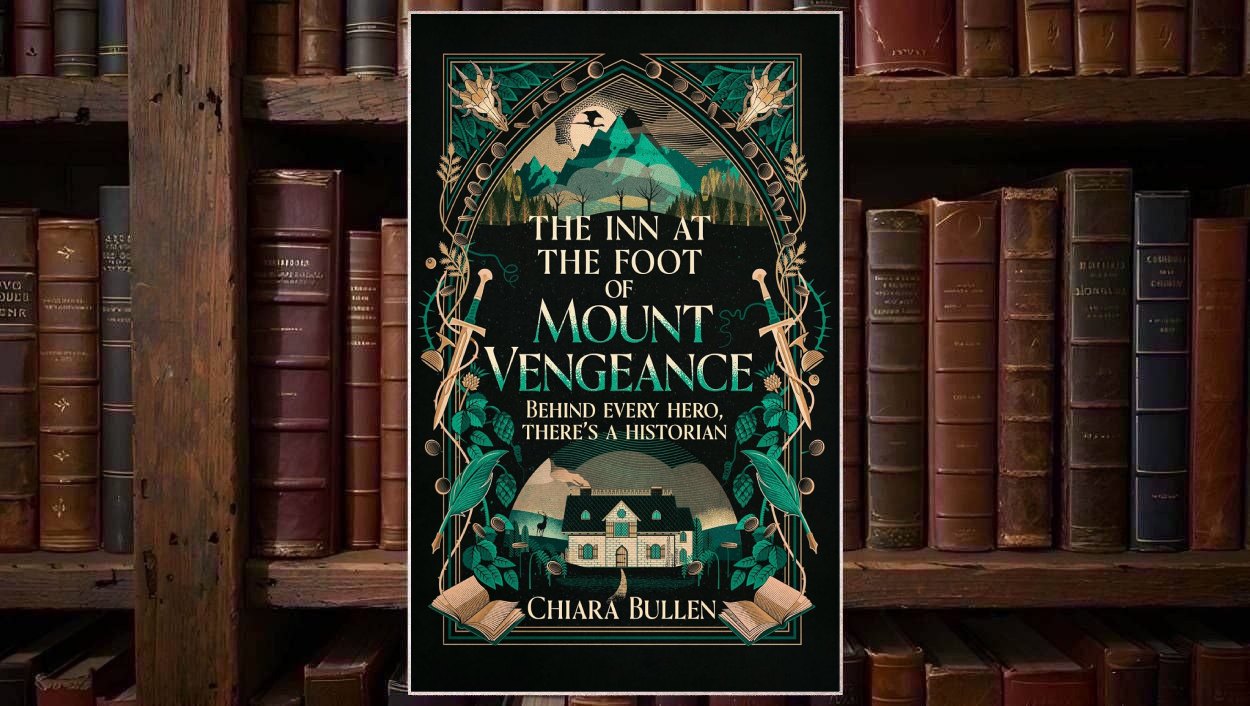 Cover von Chiara Bullens The Inn at the Foot of Mount Vengeance mit dunklem Fantasy-Design, ornamentaler Rahmung, Berglandschaft, Gasthaus, Drachenköpfen, Schwertern, Pflanzenmotiven und heller Titelschrift.