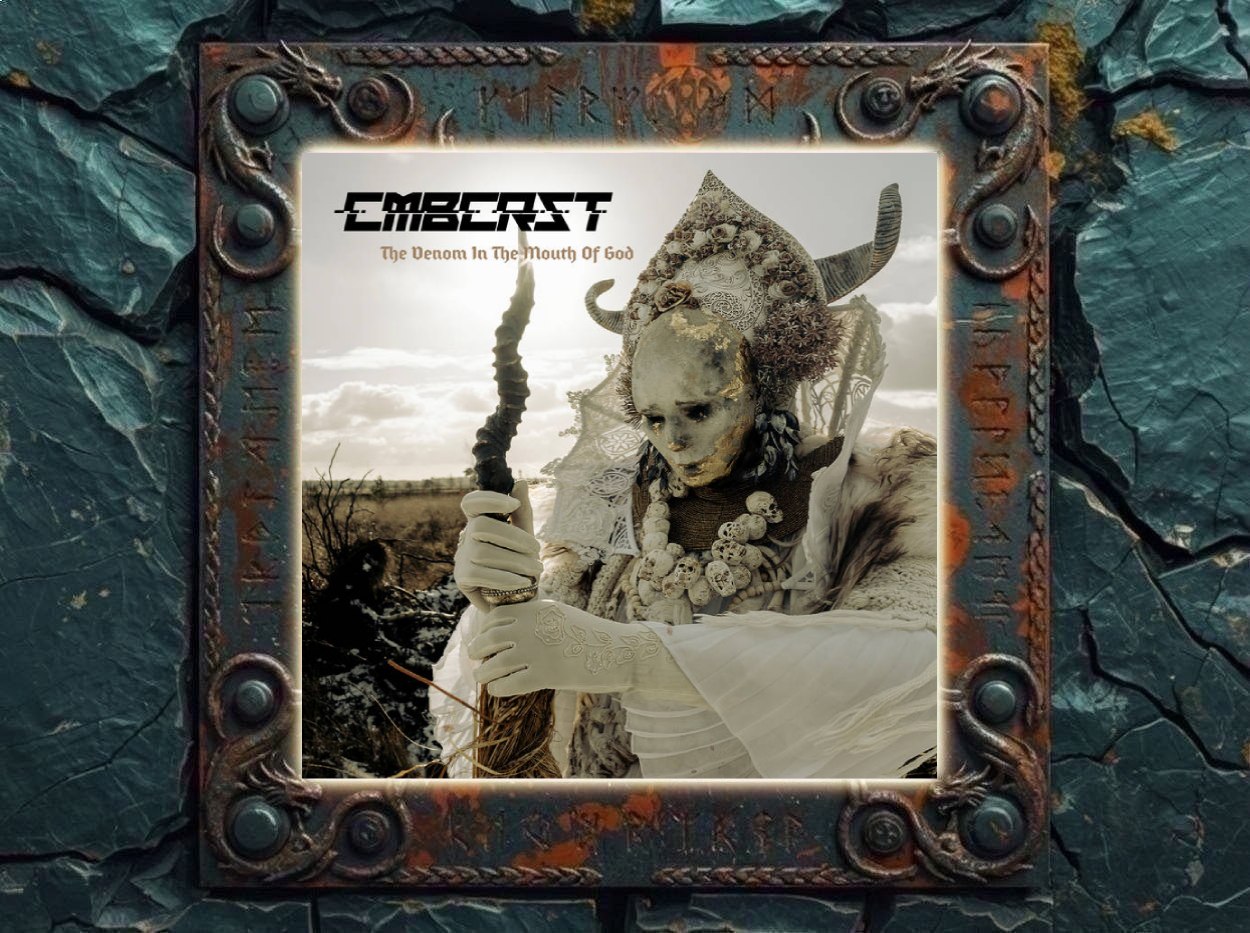 Albumcover von Combichrist – The Venom In The Mouth Of God: Eine bleiche, reich verzierte Gestalt mit hörnerbesetzter Kopfbedeckung, Schädelketten und weißem Gewand hält in einer kargen Landschaft einen dunklen Stab. Ihr Gesicht ist teilweise von goldenen Rissen und dunklen Spuren überzogen. Oben links stehen Bandlogo und Albumtitel.