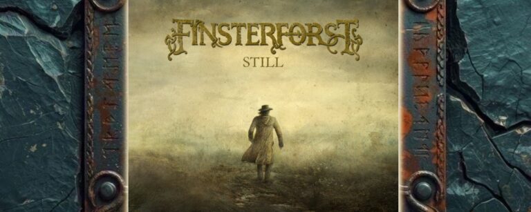 Albumcover von Finsterforst – Still: Eine einzelne Gestalt mit Mantel und Hut geht durch eine neblige, offene Landschaft. Das Bild ist in blassen Grau- und Brauntönen gehalten. Oben stehen das goldene Bandlogo und der Albumtitel.