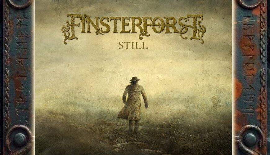 Albumcover von Finsterforst – Still: Eine einzelne Gestalt mit Mantel und Hut geht durch eine neblige, offene Landschaft. Das Bild ist in blassen Grau- und Brauntönen gehalten. Oben stehen das goldene Bandlogo und der Albumtitel.
