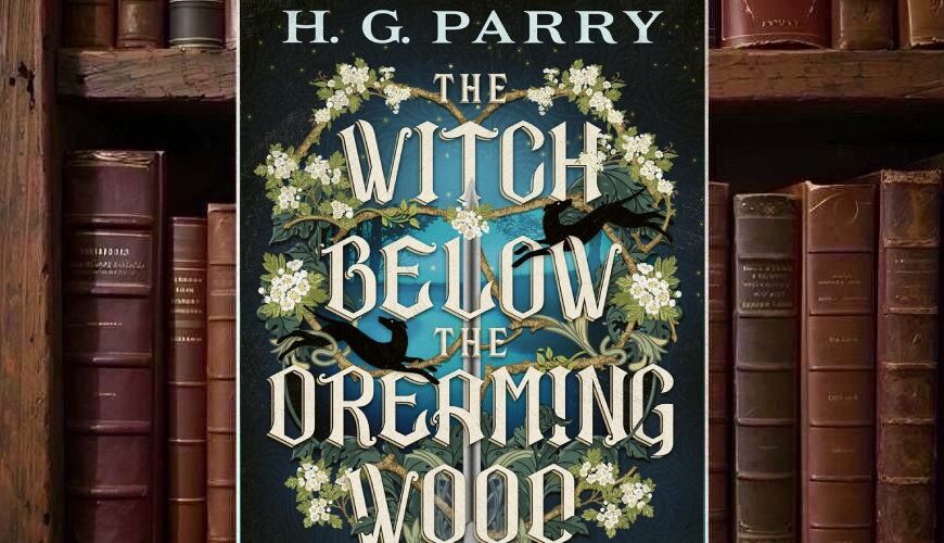 Cover von H. G. Parrys The Witch Below the Dreaming Wood mit einem senkrechten silbernen Schwert, weißen Blütenzweigen, schwarzen Vögeln und ornamentalen Blättern vor einem dunkelblauen Wald- und Wassermotiv.