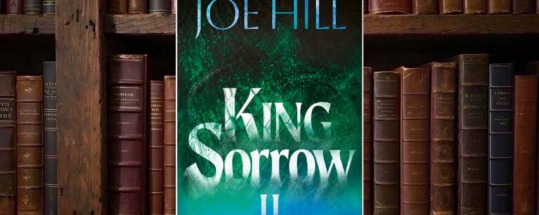 Cover von Joe Hills King Sorrow II mit großer weißer Titelschrift vor einem dunkelgrünen, nebelartig verwischten Hintergrund, der im unteren Bereich in kräftiges Blau übergeht.