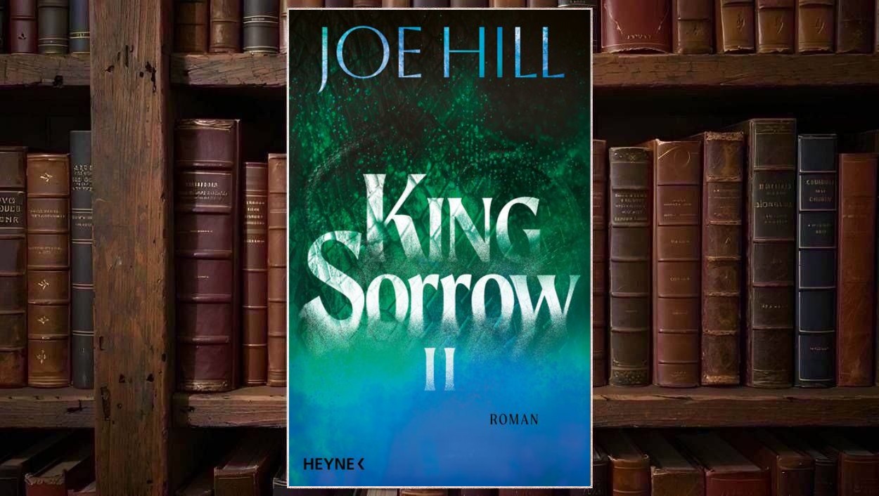 Cover von Joe Hills King Sorrow II mit großer weißer Titelschrift vor einem dunkelgrünen, nebelartig verwischten Hintergrund, der im unteren Bereich in kräftiges Blau übergeht.