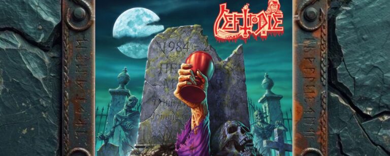 Albumcover von Left to Die – Initium Mortis: Farbintensive Friedhofsszene bei Nacht mit zerbrochenem Grabstein, auf dem die Jahreszahl 1984 steht. Aus der Erde ragt ein skelettierter Arm und hält eine glänzende rote Kugel empor. Zwei Untote, ein großer Schädel, Kreuze, Friedhofstore und ein blauer Vollmond umgeben das Grab.