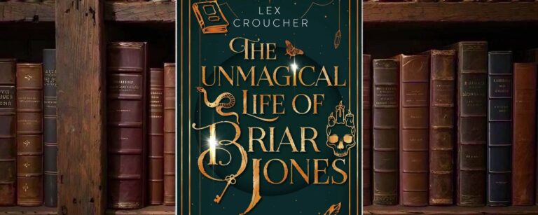 Dunkelgrünes Cover von Lex Crouchers The Unmagical Life of Briar Jones mit kupferfarbener ornamentaler Schrift, einem Totenschädel mit Kerzen, Schlange, Schlüssel, Buch, Schreibfeder und kleinen Kristallen in einem schmalen Rahmen.