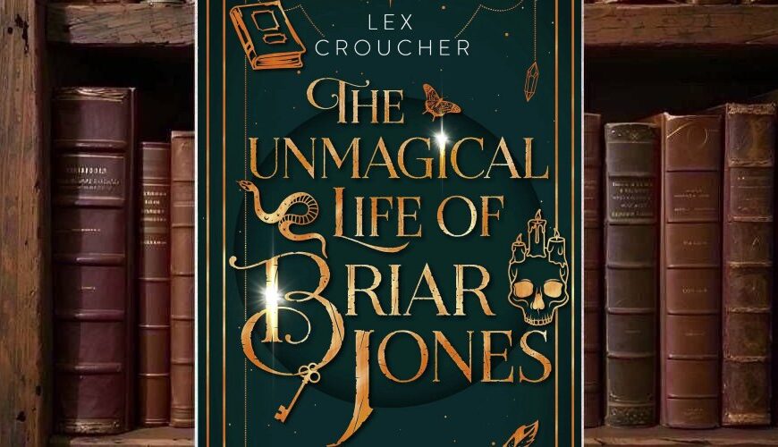 Dunkelgrünes Cover von Lex Crouchers The Unmagical Life of Briar Jones mit kupferfarbener ornamentaler Schrift, einem Totenschädel mit Kerzen, Schlange, Schlüssel, Buch, Schreibfeder und kleinen Kristallen in einem schmalen Rahmen.