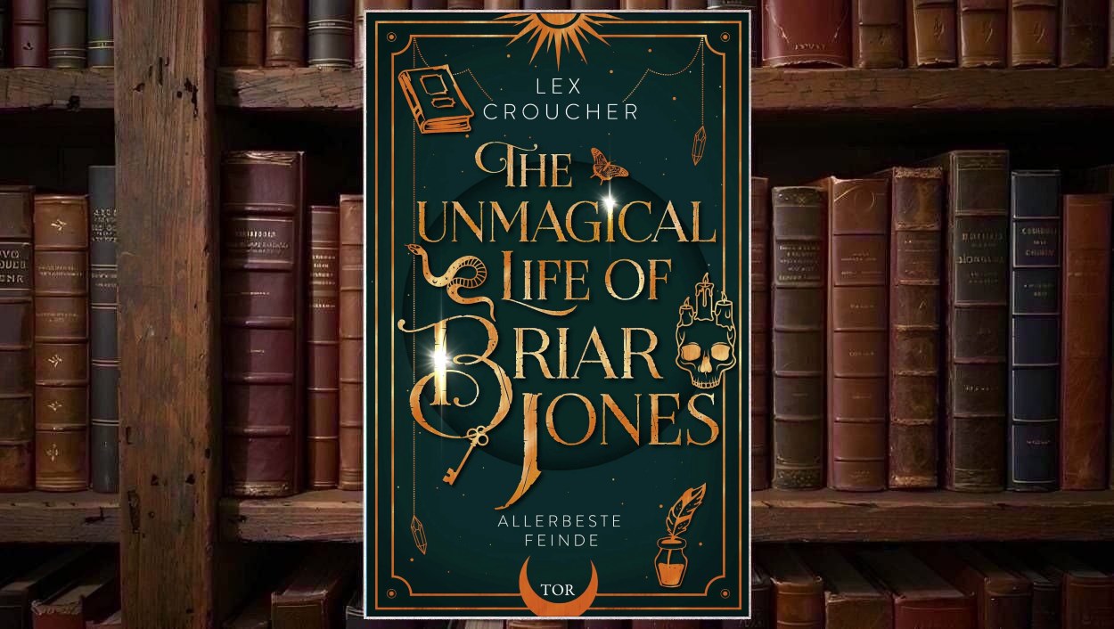 Dunkelgrünes Cover von Lex Crouchers The Unmagical Life of Briar Jones mit kupferfarbener ornamentaler Schrift, einem Totenschädel mit Kerzen, Schlange, Schlüssel, Buch, Schreibfeder und kleinen Kristallen in einem schmalen Rahmen.