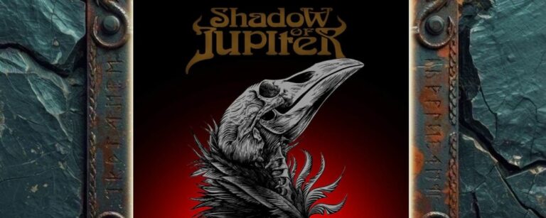 Albumcover von Shadow of Jupiter – BONES: Dunkles Cover mit rotem Hintergrundschein und einem weiß-schwarz gezeichneten Vogelschädel, der von Federn und Knochenstrukturen umgeben ist. Oben steht das braungoldene Bandlogo, rechts unten der Albumtitel.