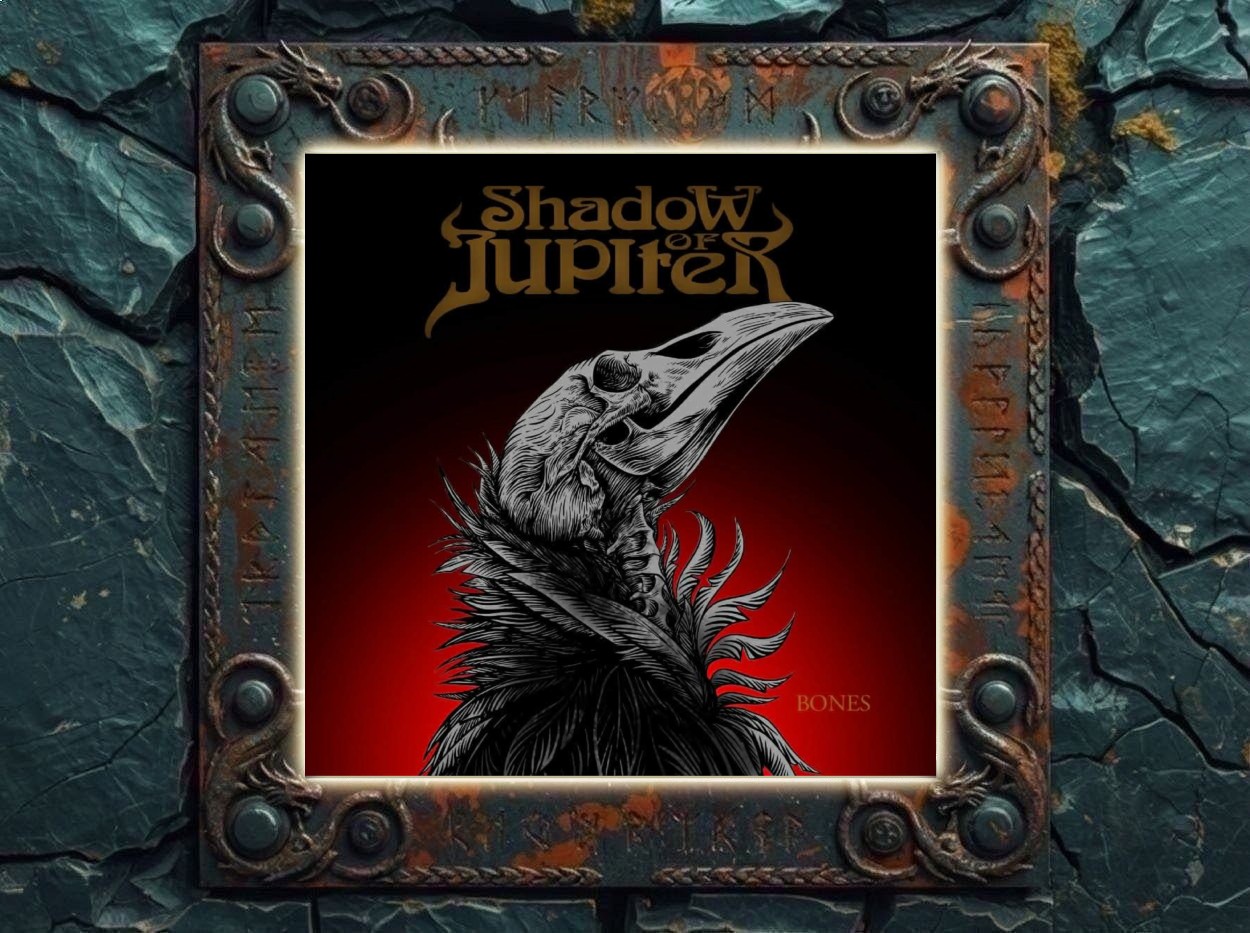 Albumcover von Shadow of Jupiter – BONES: Dunkles Cover mit rotem Hintergrundschein und einem weiß-schwarz gezeichneten Vogelschädel, der von Federn und Knochenstrukturen umgeben ist. Oben steht das braungoldene Bandlogo, rechts unten der Albumtitel.