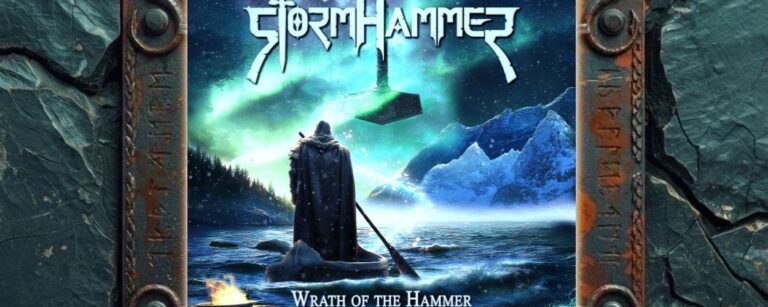 Albumcover von StormHammer – Wrath of the Hammer: Ein verhüllter Krieger steht in einem schmalen Boot auf eisigem Wasser. Über ihm schwebt ein riesiger schwarzer Hammer vor Polarlichtern und Sternenhimmel. Im Hintergrund liegen verschneite Berge, am Ufer brennen Flammen neben einem Schädel.