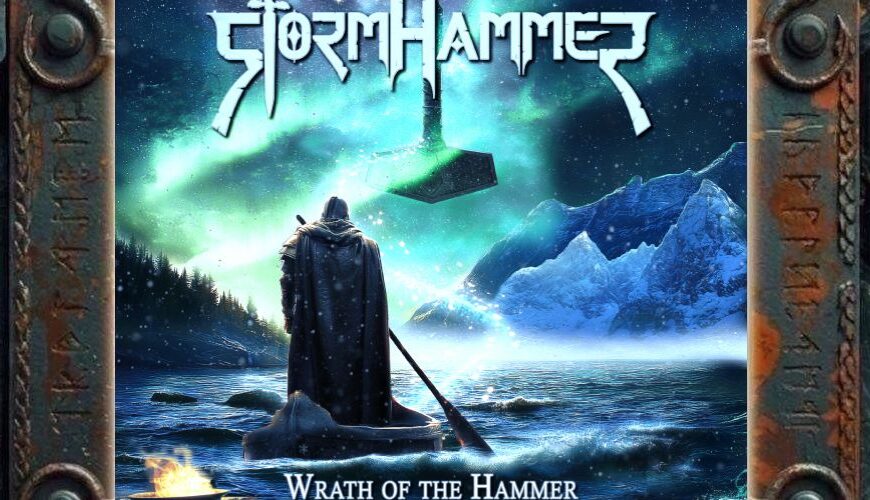 Albumcover von StormHammer – Wrath of the Hammer: Ein verhüllter Krieger steht in einem schmalen Boot auf eisigem Wasser. Über ihm schwebt ein riesiger schwarzer Hammer vor Polarlichtern und Sternenhimmel. Im Hintergrund liegen verschneite Berge, am Ufer brennen Flammen neben einem Schädel.