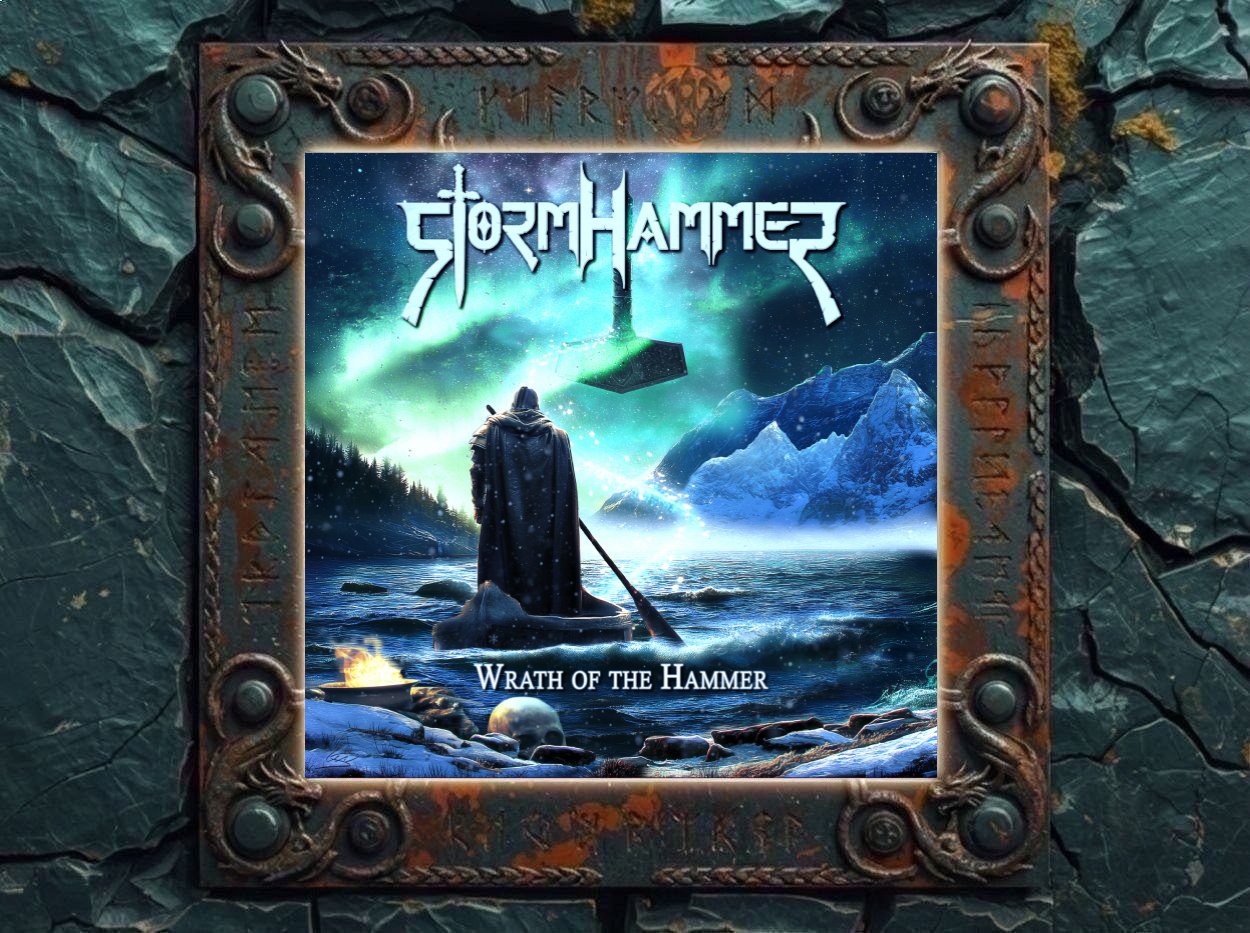 Albumcover von StormHammer – Wrath of the Hammer: Ein verhüllter Krieger steht in einem schmalen Boot auf eisigem Wasser. Über ihm schwebt ein riesiger schwarzer Hammer vor Polarlichtern und Sternenhimmel. Im Hintergrund liegen verschneite Berge, am Ufer brennen Flammen neben einem Schädel.
