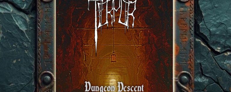 Albumcover von Torpor – Dungeon Descent: Ein dunkler, steinerner Gang führt tief nach unten. In der Mitte hängt eine kleine Laterne über einer absteigenden Treppe. Rotbraune und schwarze Fels- und Texturflächen umrahmen den Schacht. Oben steht das Bandlogo, unten der Albumtitel.