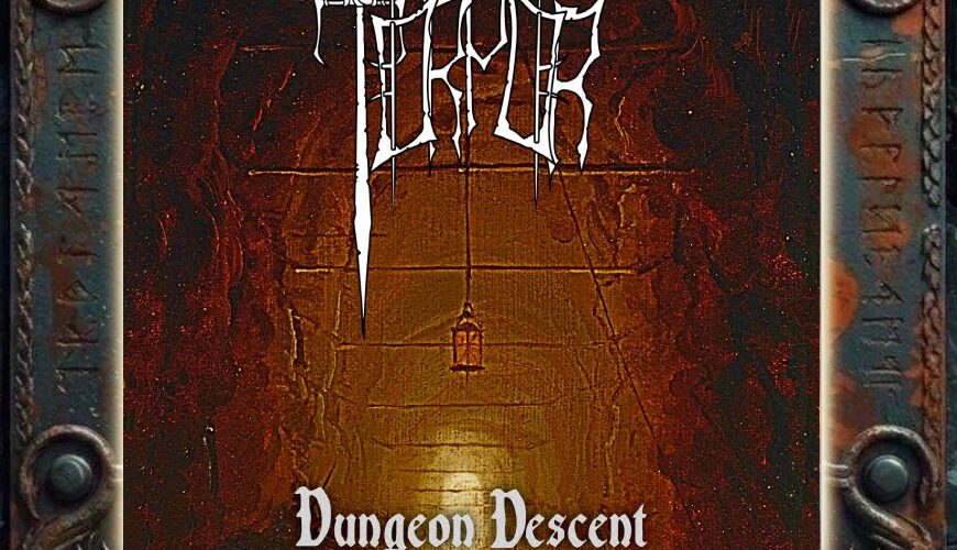 Albumcover von Torpor – Dungeon Descent: Ein dunkler, steinerner Gang führt tief nach unten. In der Mitte hängt eine kleine Laterne über einer absteigenden Treppe. Rotbraune und schwarze Fels- und Texturflächen umrahmen den Schacht. Oben steht das Bandlogo, unten der Albumtitel.