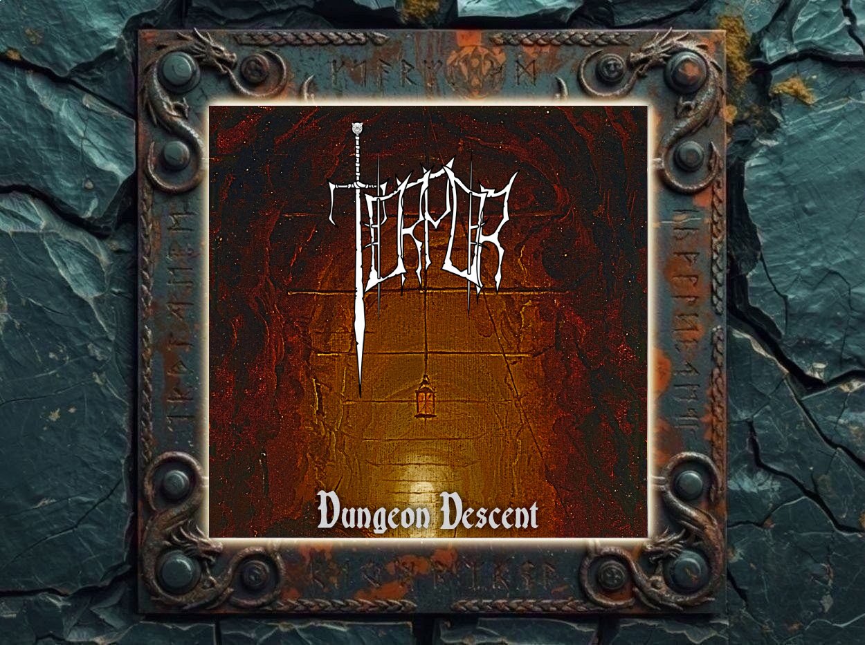 Albumcover von Torpor – Dungeon Descent: Ein dunkler, steinerner Gang führt tief nach unten. In der Mitte hängt eine kleine Laterne über einer absteigenden Treppe. Rotbraune und schwarze Fels- und Texturflächen umrahmen den Schacht. Oben steht das Bandlogo, unten der Albumtitel.