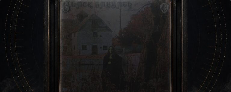 Düstere Illustration eines monumentalen schwarzen Bildträgers in einer sakralen Archivhalle: Hinter quadratischem Rauchglas erscheint schemenhaft das Cover von Black Sabbaths Debütalbum mit einer schwarz gekleideten Frau vor einer alten Wassermühle.