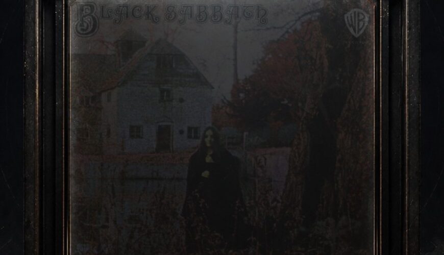 Düstere Illustration eines monumentalen schwarzen Bildträgers in einer sakralen Archivhalle: Hinter quadratischem Rauchglas erscheint schemenhaft das Cover von Black Sabbaths Debütalbum mit einer schwarz gekleideten Frau vor einer alten Wassermühle.