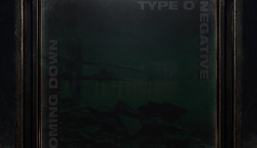 Das Cover von Type O Negative – World Coming Down auf einem finsteren, okulten Altar.